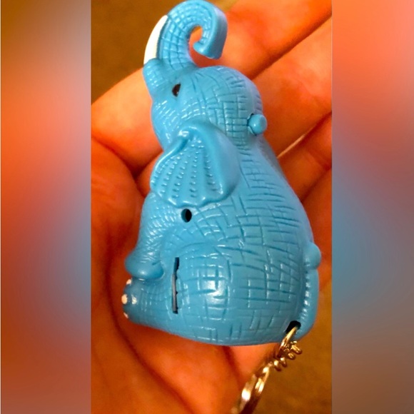 🐘 LED LIGHT UP ELEPHANT KEYCHAIN 🐘 - Picture 4 of 4